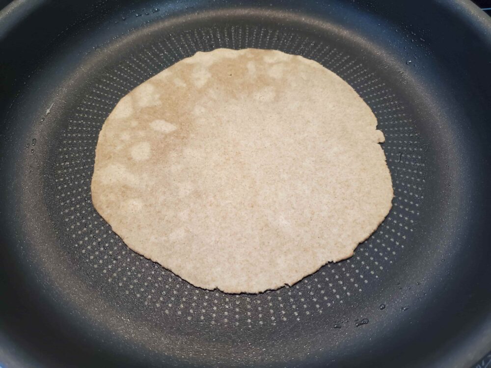 焼いているチャパティ