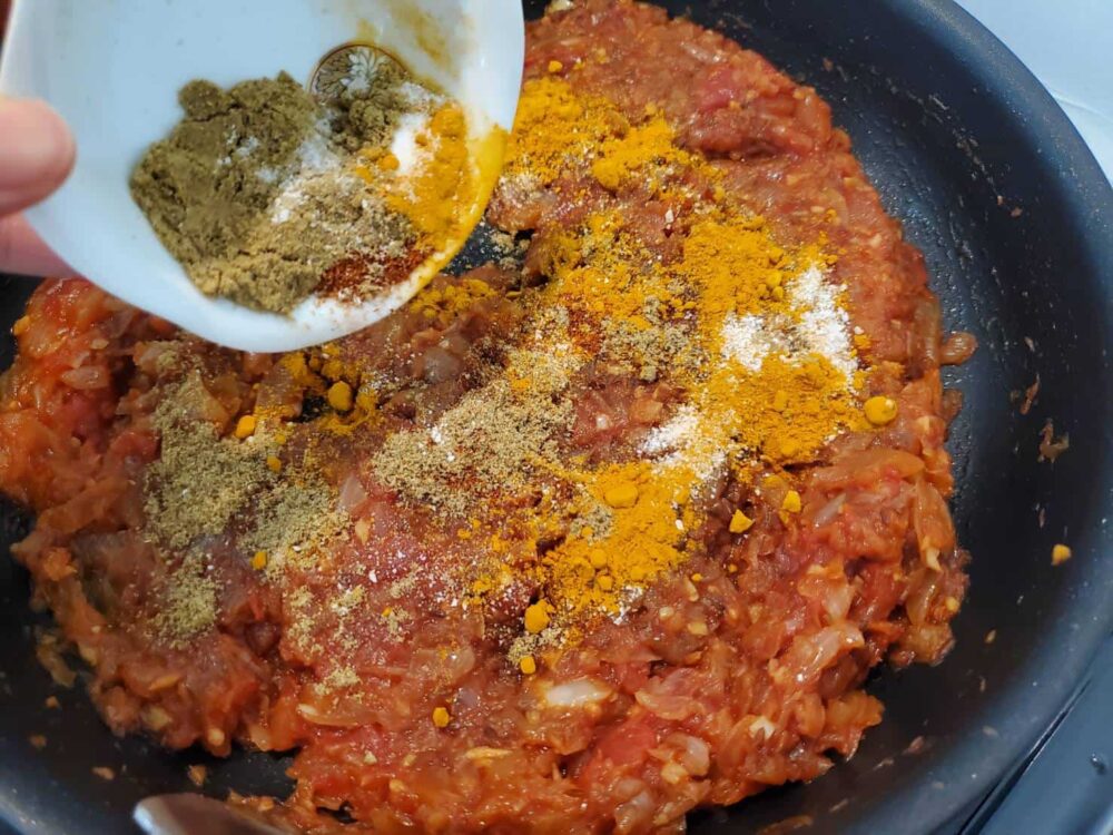 スパイスカレーのスパイスを入れる